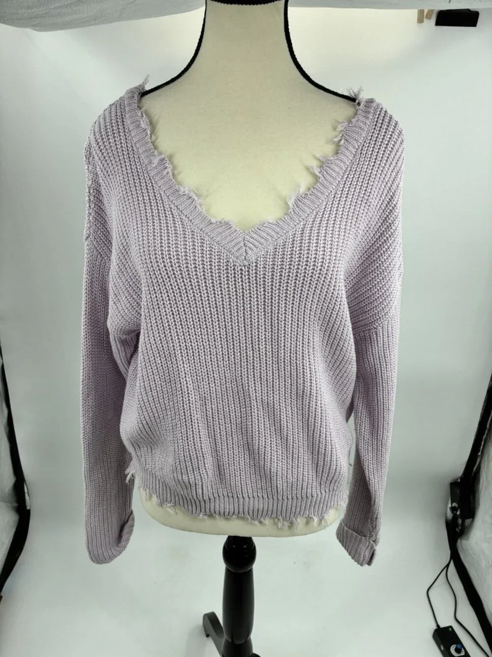 Moon & Madison Womens Lavender Distressed V-Neck Rib Knit Sweater Size L